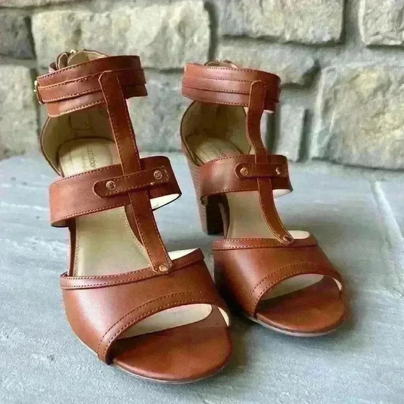 Liz Claiborne Gabby Back Zip Heels
Comfort, Color Cognac Size Women's 9 - Picture 3 of 7